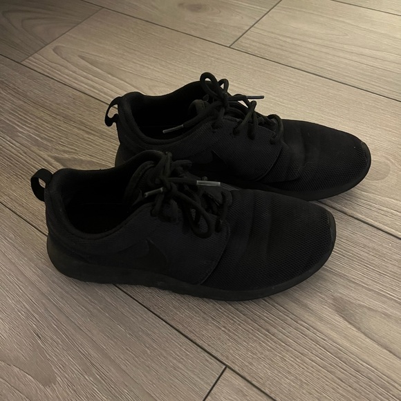 Black Nike running shoes - size 9 women’s - Picture 4 of 5